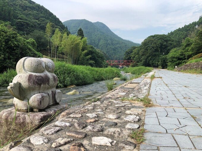 カエルと遊歩道と宮の淵橋