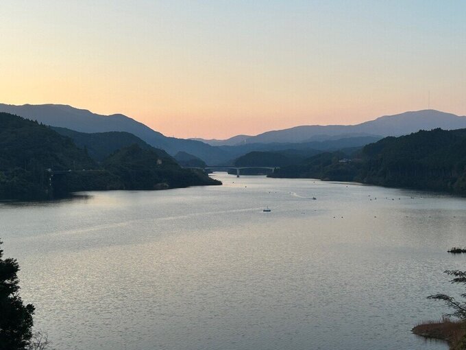 夕焼けと銀河大橋とボート