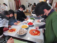 るんるん子ども体験活動〜ダンボールでピザ作り上手に焼けました〜