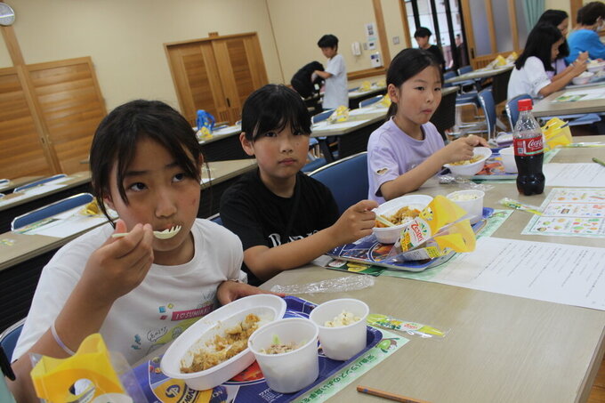 食事子ども３人.jpg