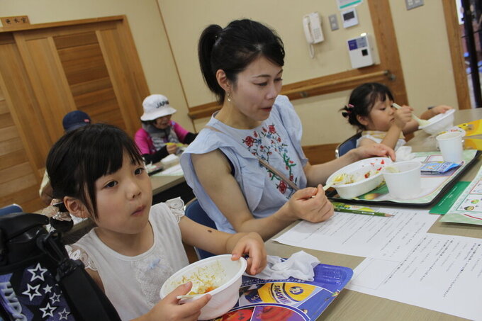 食事母親と女の子食事表紙.jpg