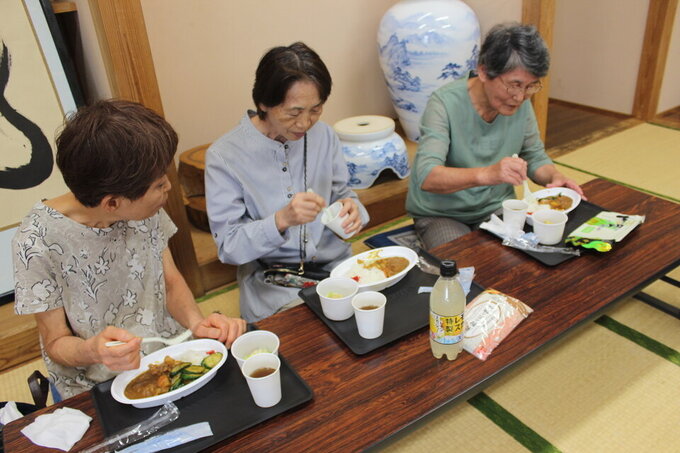 高齢者食事３名.jpg