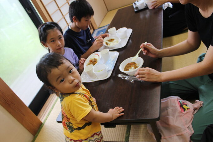 食事家族幼児.jpg