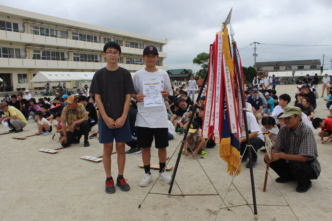 小中高リレー西寺小路賞状&優勝旗.jpg