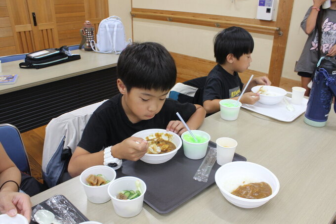 食事男の子2名.jpg