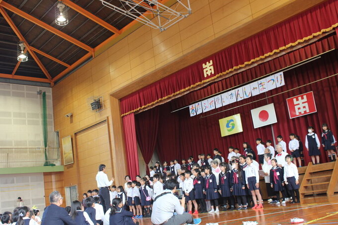 児童と本庄老連コラボ合唱.jpg