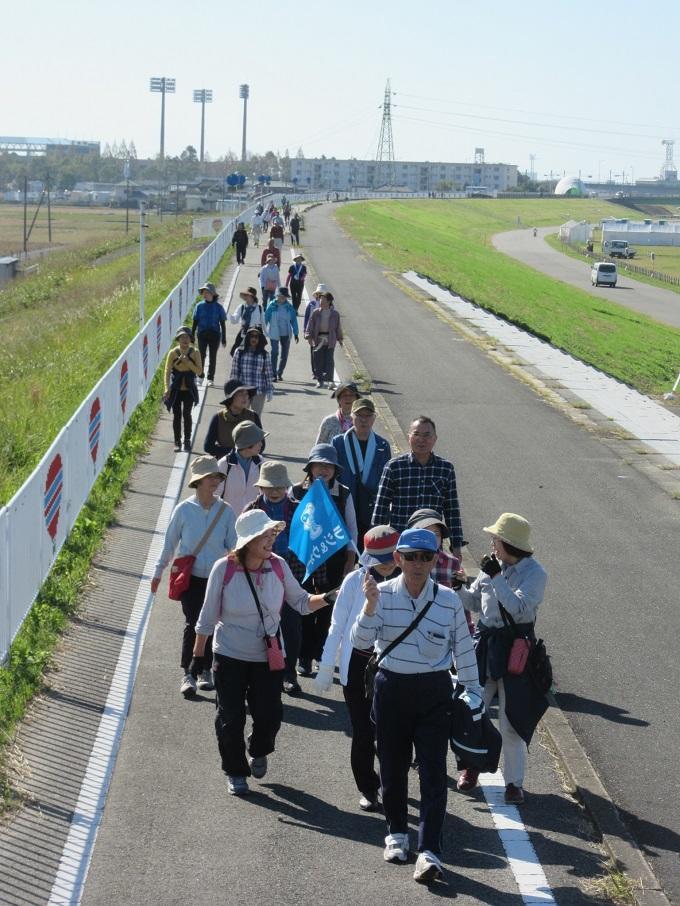 18かかしウォーク04河川敷.jpg