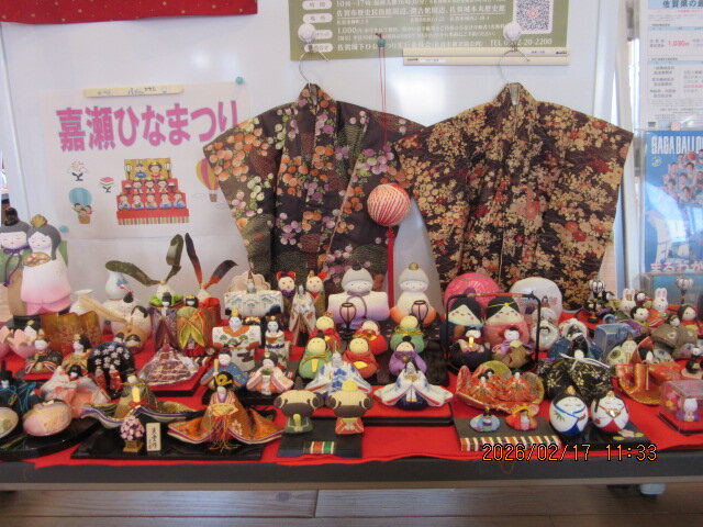 お雛様を展示しています