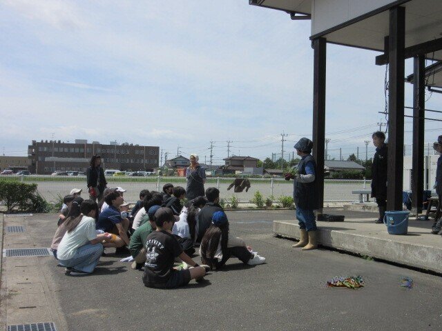 嘉瀬小学校６年生　藍の苗植え体験をしました。