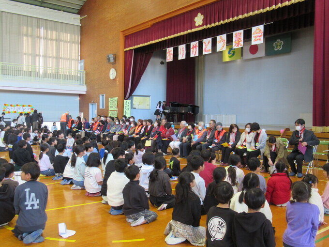 川上小の児童たちが「ありがとう集会」に手作りの招待状と感謝状