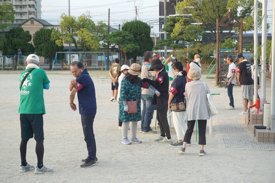 爽やかな朝を地域で！校区民ラジオ体操＆健康ウォーキング、200名が集結！