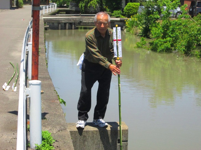 護符を立てる21区宮総代.JPG