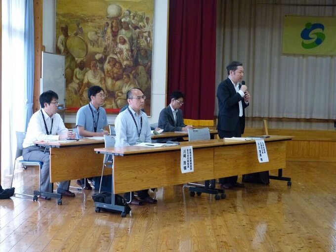 挨拶される九州防衛局の小川企画部次長