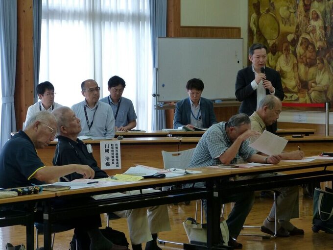 挨拶される九州防衛局の小川企画部次長