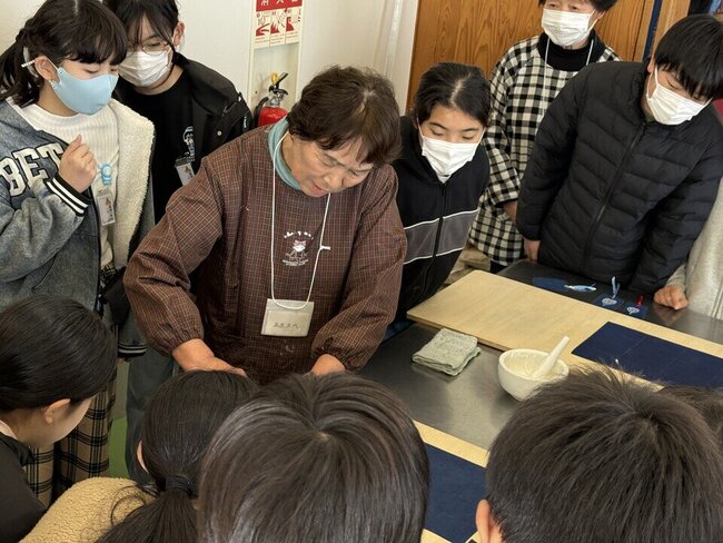 藍で地元愛も育まれました～嘉瀬小学校6年生藍の型抜き～