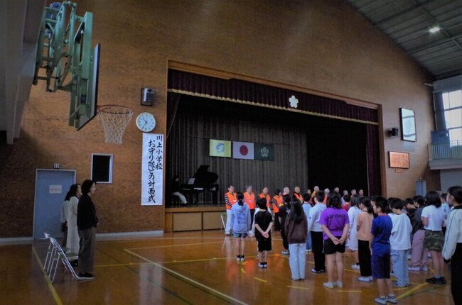 川上小学校で行われた対面式.jpg