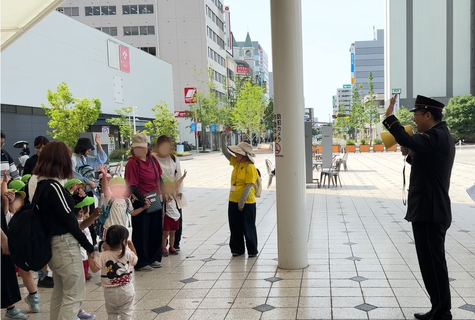 元気に手を挙げるこどもたち.png