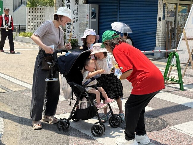 お子さんたちとふれあい.jpg