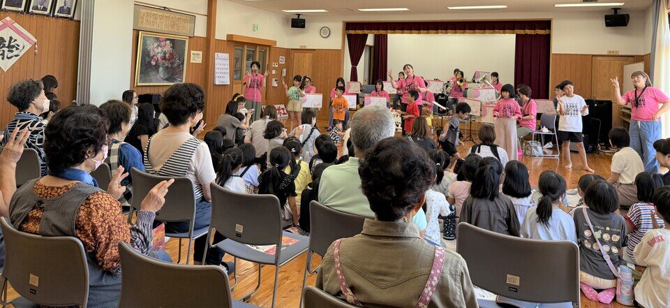 04 一緒に楽しむ観客.jpeg