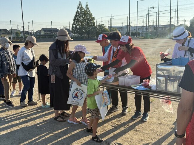 05 参加賞をもらう子どもたち.jpeg