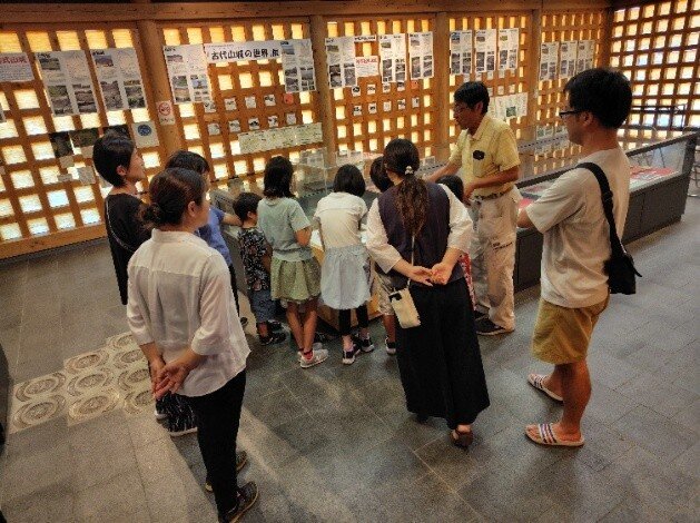 01 肥前国庁の説明を受ける様子.jpg