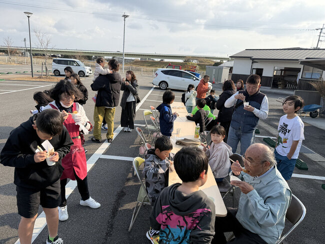 06 みんなでおもち食べる.jpeg