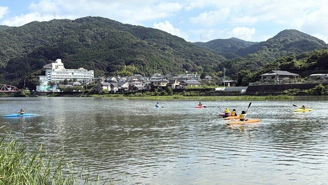 04 カヌーで水面移動を楽しむ子どもたち.jpeg