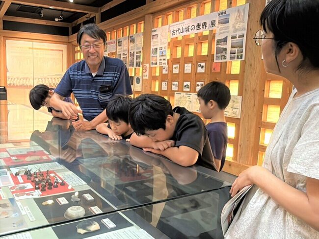 02 興味津々な子どもたち.jpeg