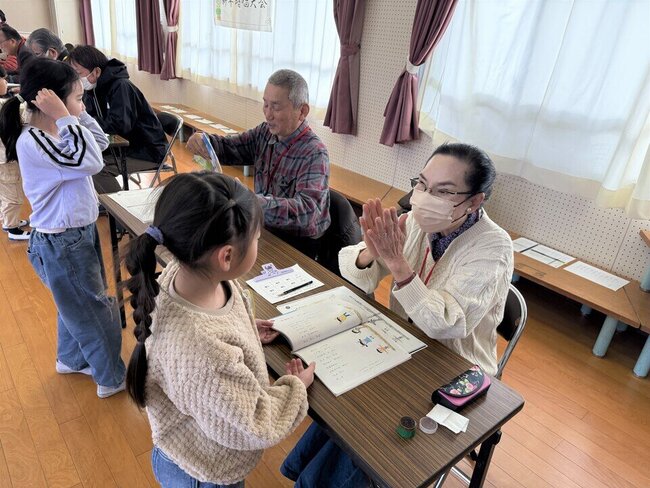 04 褒め言葉をかけられる審査員の方.jpeg