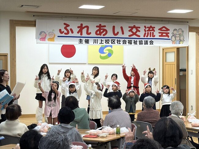 02 手話をしながら歌う合唱団の子どもたち.jpeg