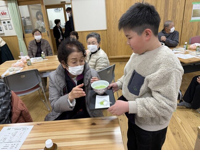 03 おいしいお茶をお持ちしました.jpeg