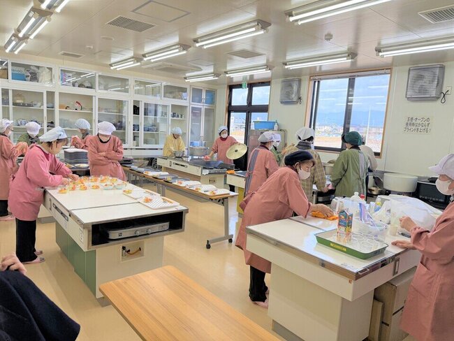 05 カレーを作る新栄ボランティアのみなさん.jpeg