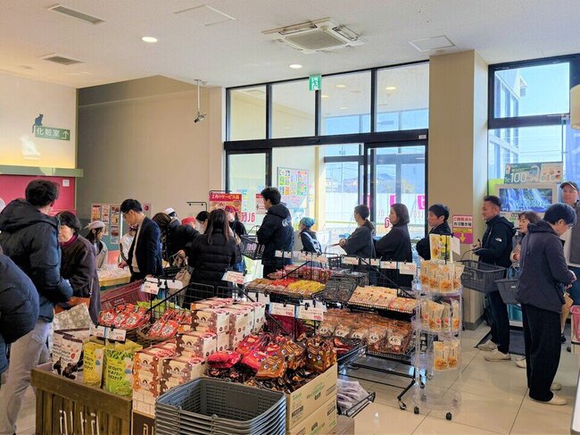 06 売り場にはずらりと長い列が.jpeg