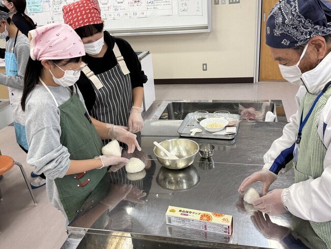 05 一緒にさんかくおにぎりを作る.jpg