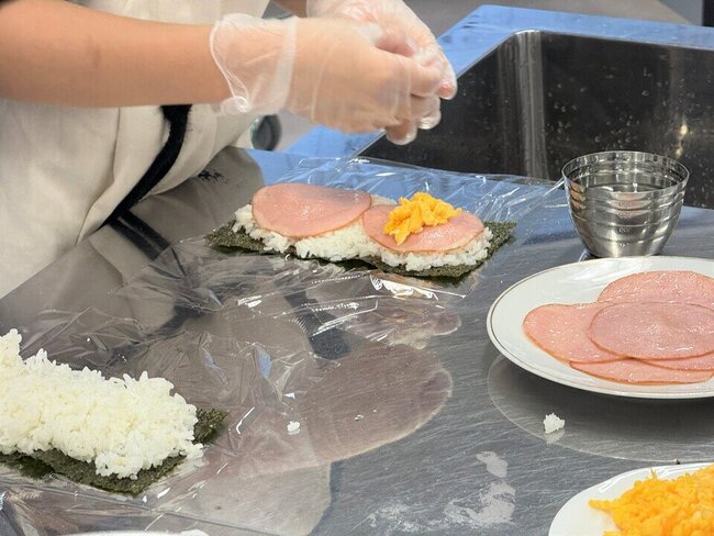 06 ハムとたまごとケチャップのおにぎらず.jpeg