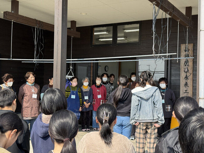 01 優しいまなざしで6年生を見つめる藍・愛をつむぐ会のみなさん.jpeg