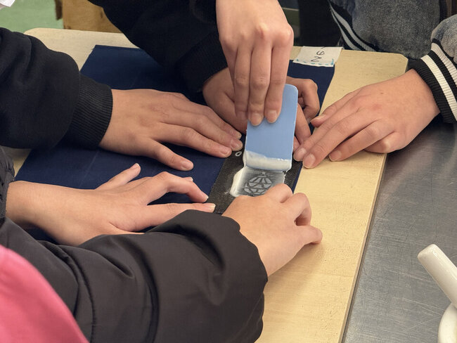 05 型抜きの様子.jpeg