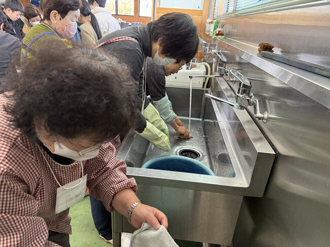 06 型を1回1回洗ってくださる藍愛のみなさん.jpeg