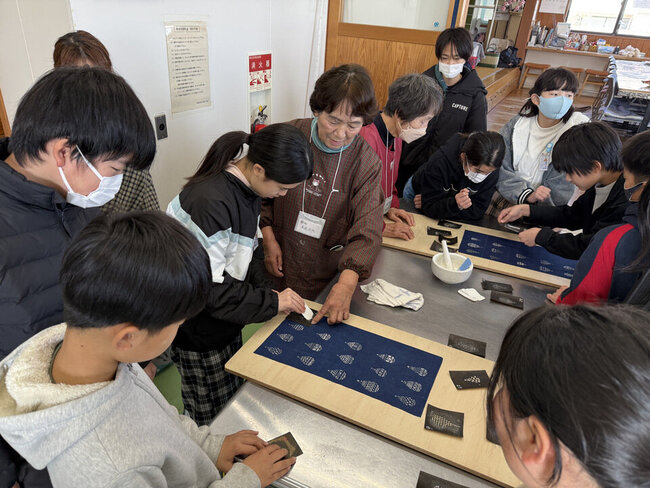 07 教わりながら型抜き.jpeg