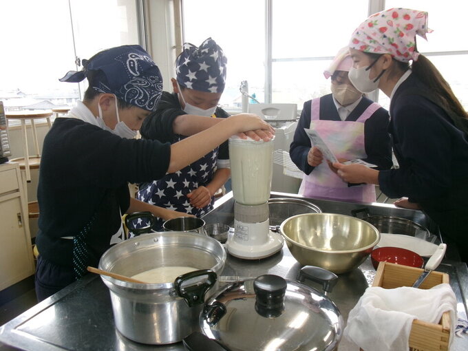 豆腐作りに挑戦（西小4年）